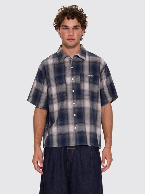 SHADOW RUNNER CROPPED SHORT SLEEVE SHIRT