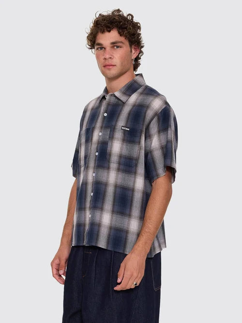 SHADOW RUNNER CROPPED SHORT SLEEVE SHIRT